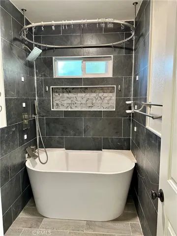 2nd bath stand alone tub/shower
