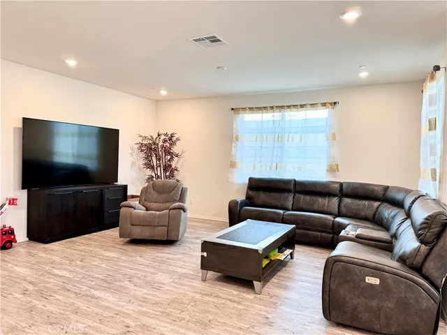 5372 Malibu Way, Chino, California 91710