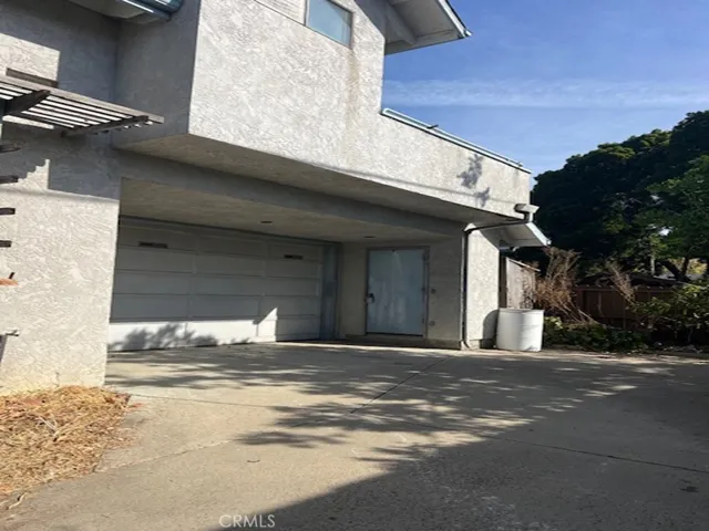 2 CAR GARAGE