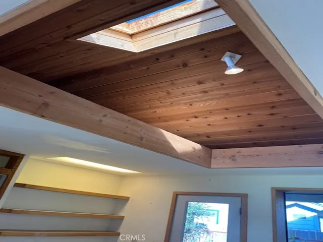 MIDDLE ROOM WITH SKYLIGHHTS