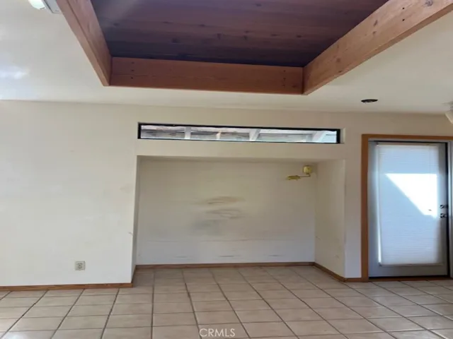 MIDDLE ROOM