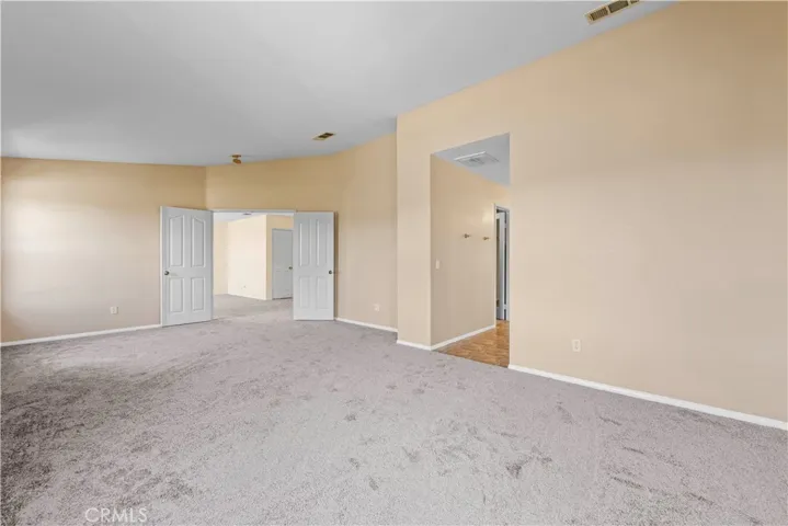 Main bedroom with en suite bathroom & large walk in closet