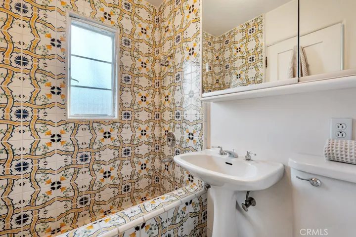 Guest room bathroom.
