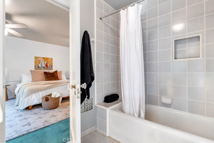 Jack and Jill tub and shoer combo.