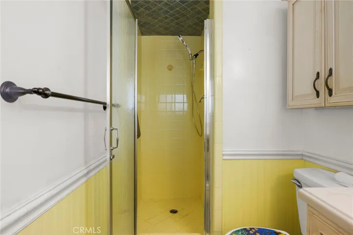 Three-quarter shower unit in the master bath
