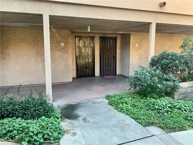 Main floor entry, no steps and nobody below you!