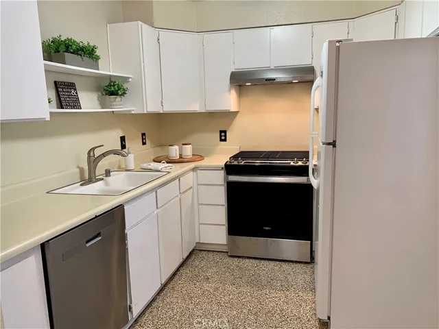 Newer gas stove w hood, dishwasher, refrigerator.