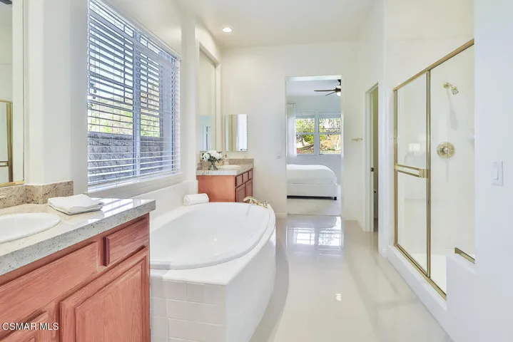 jPrimary Bedroom Suite8