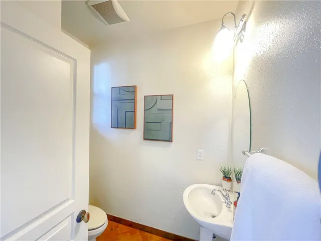 downstairs 1/2 bath