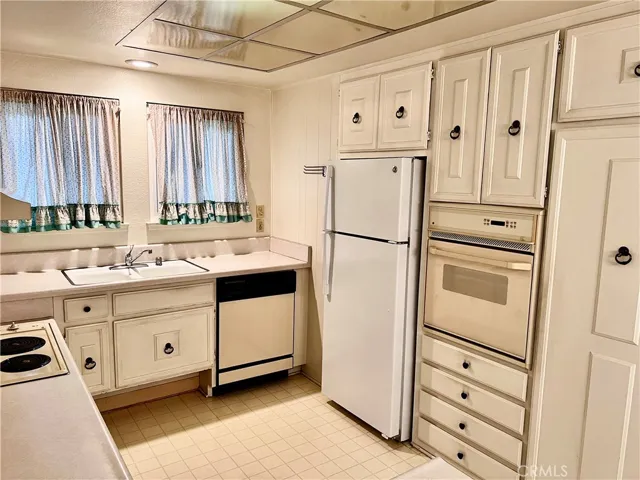 HOA Maintained Kitchen