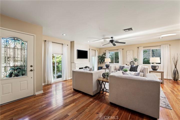 Beautiful Livingroom with Fireplace