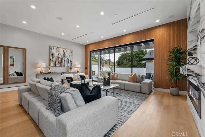 5207 Beeman Avenue, Valley Village, California 91607