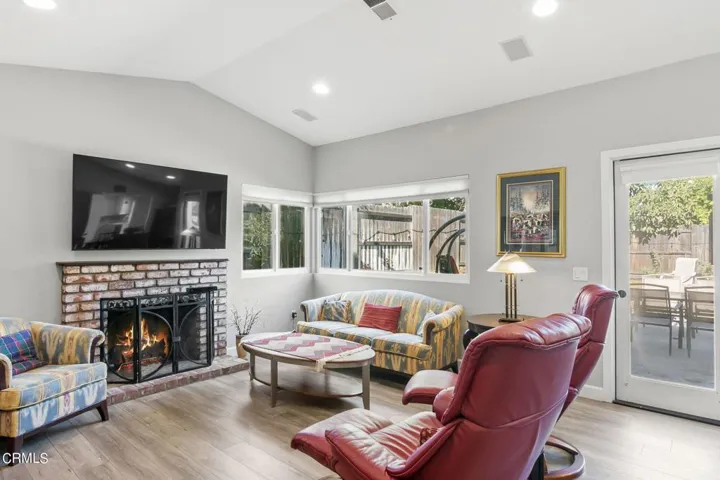 9-web-or-mls-UpMarketMedia1684San-027
