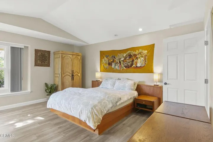 26-web-or-mls-UpMarketMedia1684San-126