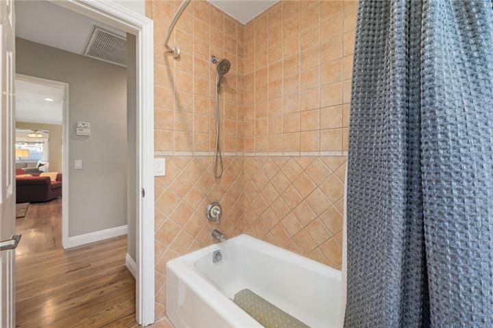 Guest/hallway full bathroom