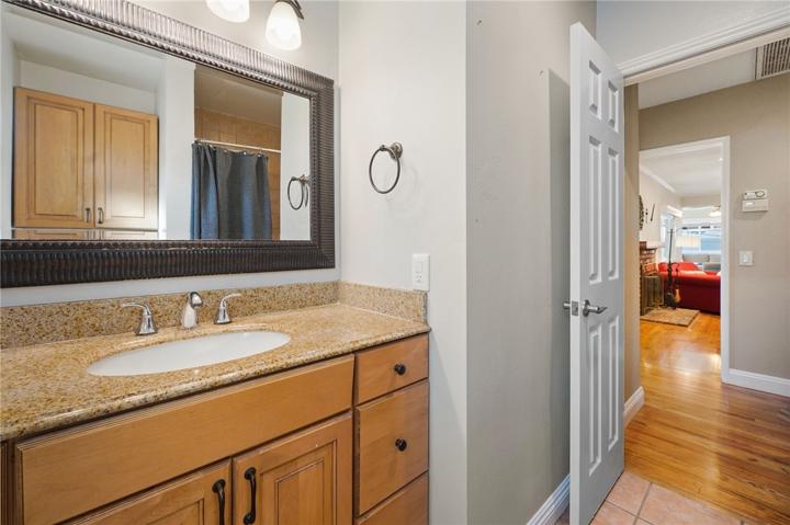Guest/hallway full bathroom