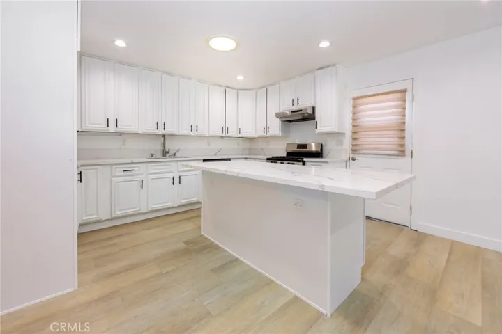 15556 kitchen island (view 4)