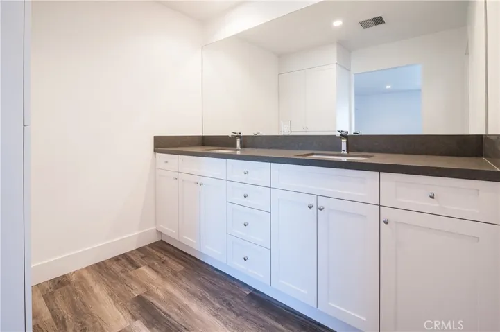 Upper Unit B - Bath #1