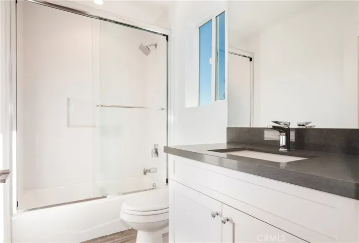 Upper Unit B - Bath #2