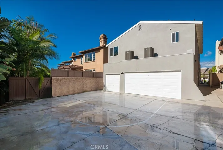 Unit B (upper unit) has 1 car garage / Unit A (lower unit) has 2 car garage
