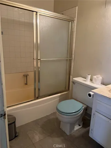 Full bathroom in the hallway