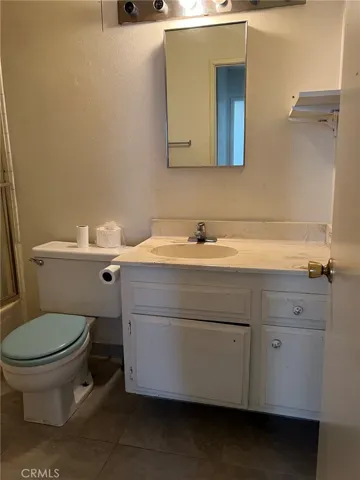 Full bathroom in the hallway