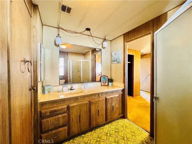 2nd Bathroom - view 4