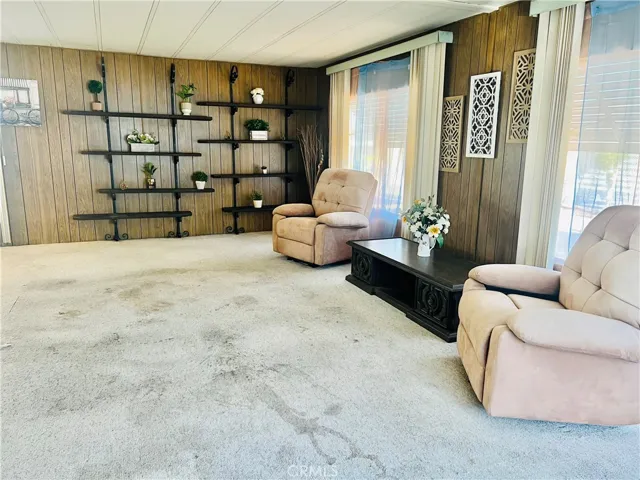 Living room - view 6