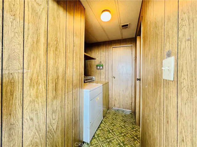 Laundry room - view 1