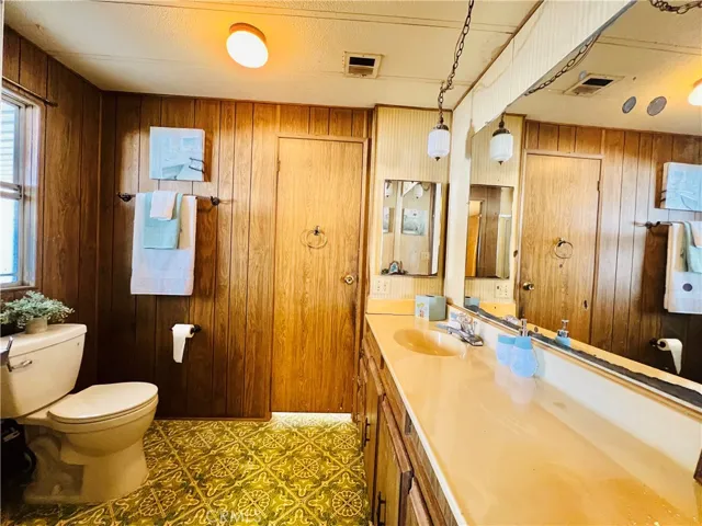 2nd bathroom - view 3