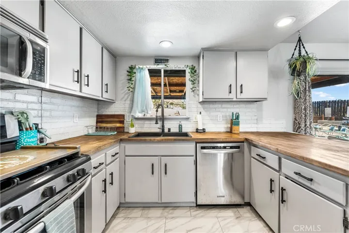 15715 E Avenue Q1, Palmdale, California 93591