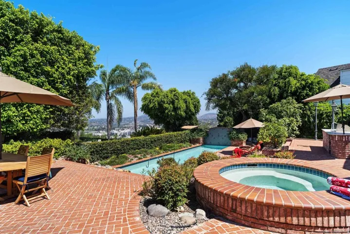Swimming Pool/Hot Tub/Sauna