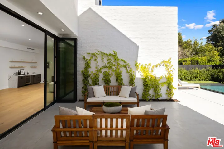 13106 Pontoon Place, Los Angeles, California 90049