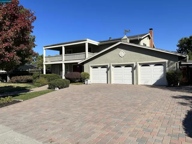Large driveway with pavers