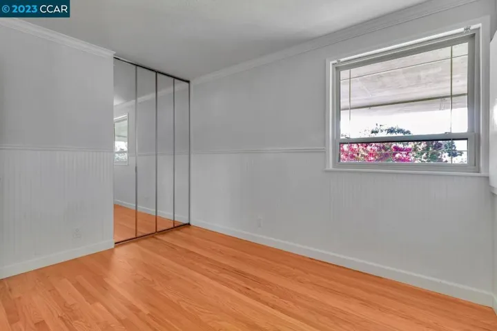 mirrored closet & hardwood