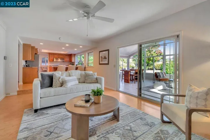 Kitchen family room combo