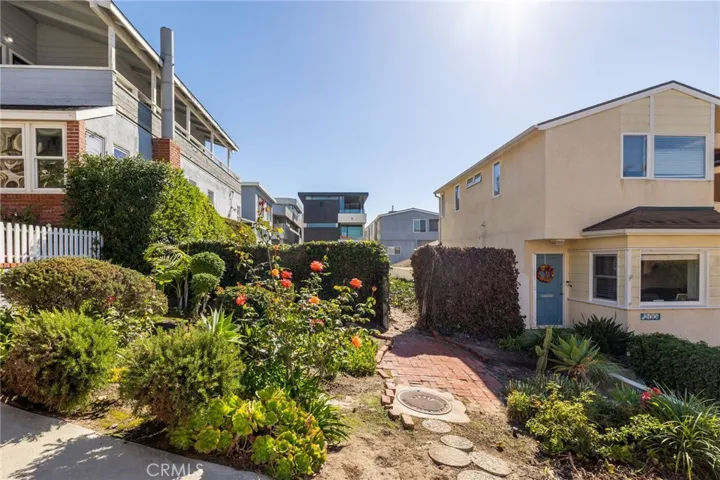 lot next door that is also for sale- 204 18th Street