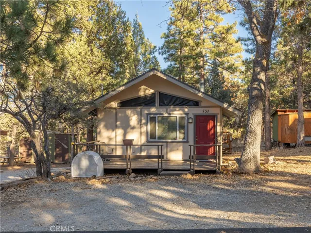 737 Pine Lane, Sugarloaf, California 92386