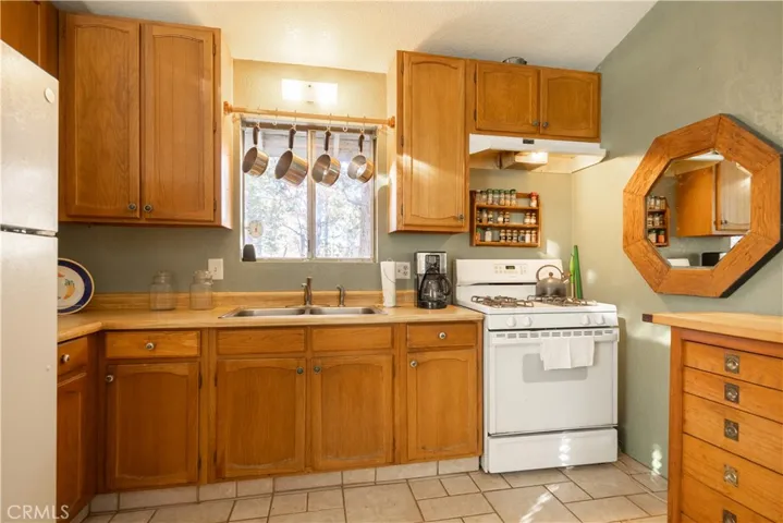737 Pine Lane, Sugarloaf, California 92386