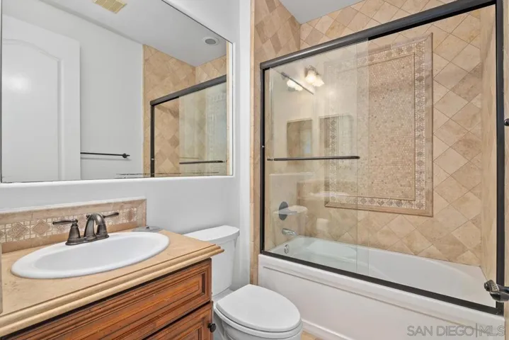 Second floor bathroom 3 (en suite)
