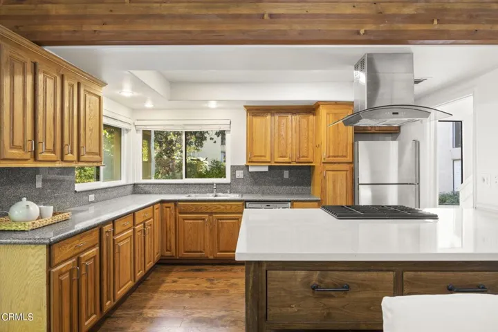2-web-or-mls-Upmarketmedia_1014Cre#D-42
