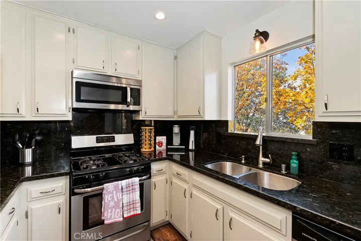 1434 Yosemite Drive, Lake Arrowhead, California 92352