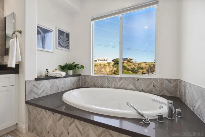6654 Peregrine Pl, Carlsbad, California 92011