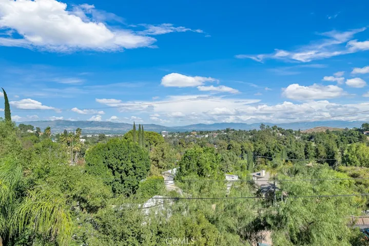 21509 Arcos Drive, Woodland Hills, California 91364