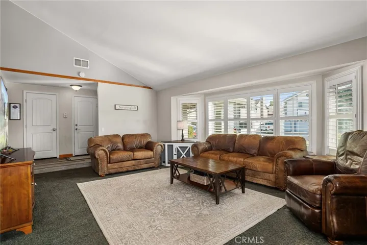 Bright open living room, perfect for entertaining and quiet evenings at home.