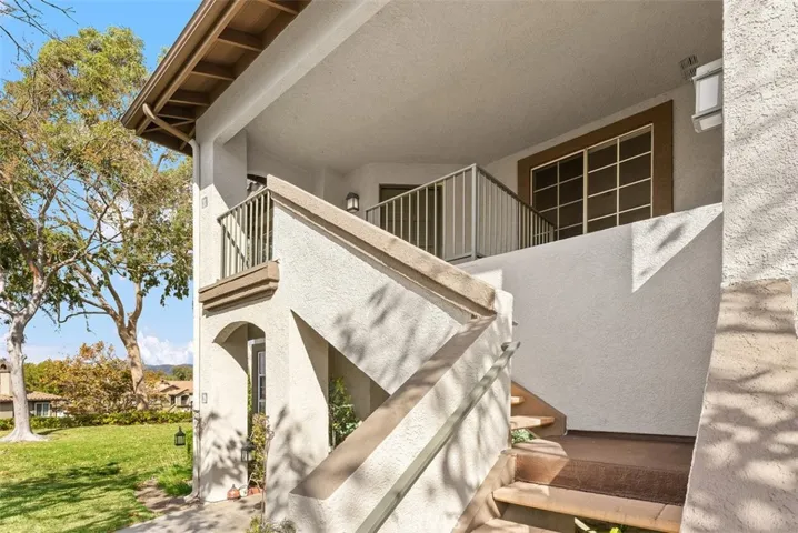 Private front entry staircase