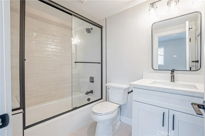 Main level en-suite bathroom.