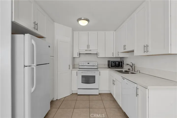 18547 Collins Street B22, Tarzana, California 91356