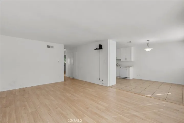 18547 Collins Street B22, Tarzana, California 91356