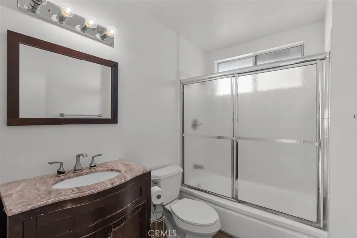18547 Collins Street B22, Tarzana, California 91356